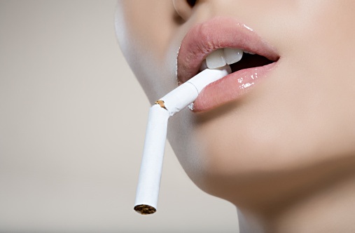 фотография налет на зубах курильщика